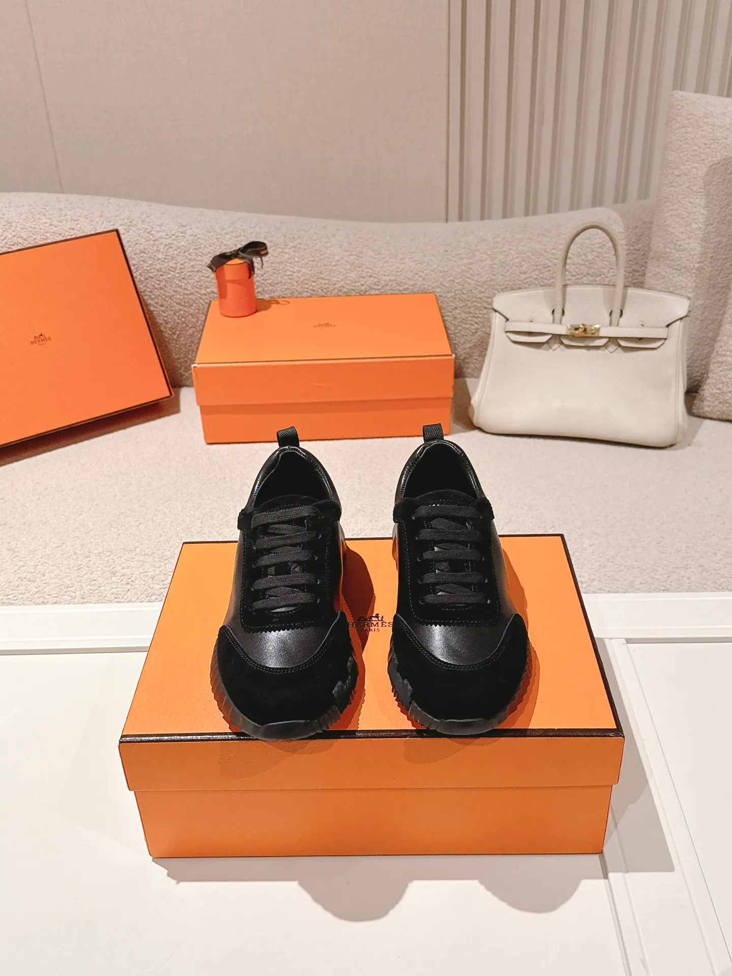 Men's shoes 💰600💰 Hermes top version # Hermès H family classic couple's casual sports shoes Couple's casual sports dad shoes combine high-tech canvas and suede goatskin, and are decorated with an exaggerated "H" letter on the rubber sole. The italic design and bright colors show vitality and continue the brand's design inspiration. Stroll around the city lightly and feel free and comfortable. Exquisitely packaged at the delivery counter 🛍📦 Fabric: Original special material and cow suede Lining: Customized breathable mesh Outsole: Open-molded TPU + rubber foam material Bottom thickness: 3CM Size: 35-45